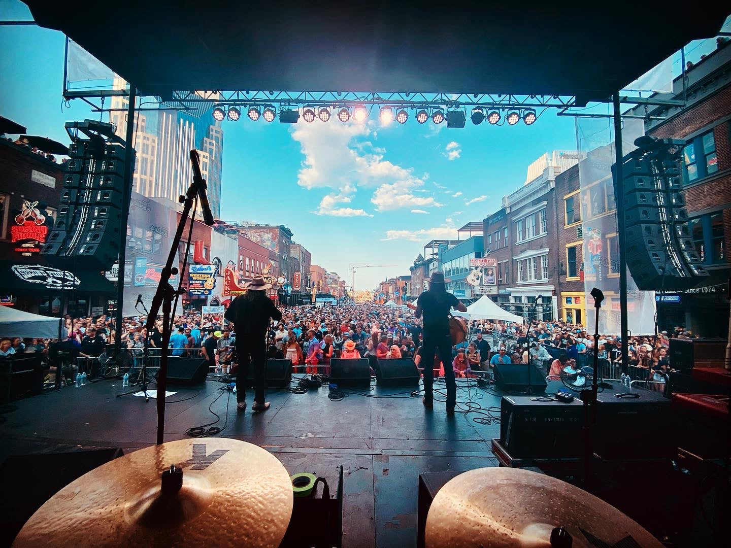 War Hippies Play to Thousands in Nashville at Tootsie’s Birthday Bash